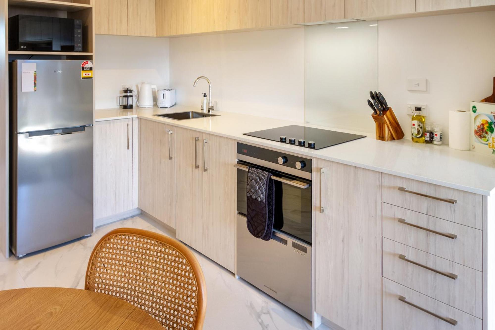 Downtown Delight: Studio At 8 Wilmer With Backyard Christchurch Exterior foto